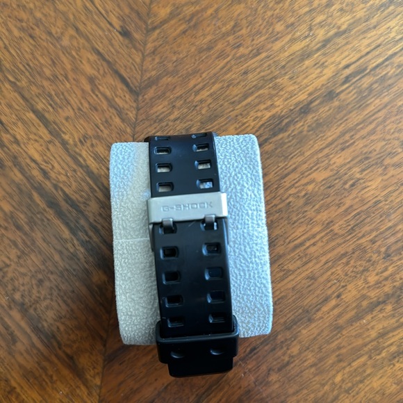 Casio G Shock GA 100 - Picture 3 of 4